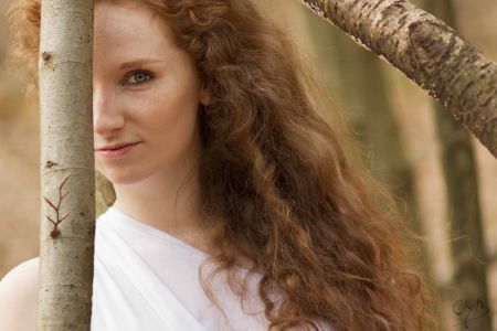 Portraitaufnahme von Laura im Wald